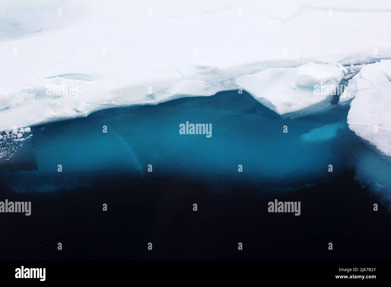 Ghiaccio annuale di spessore superiore a 2 metri, polynya come risultato della prima tranciatura di ghiaccio (debacle). Vicino al Polo Nord Foto Stock