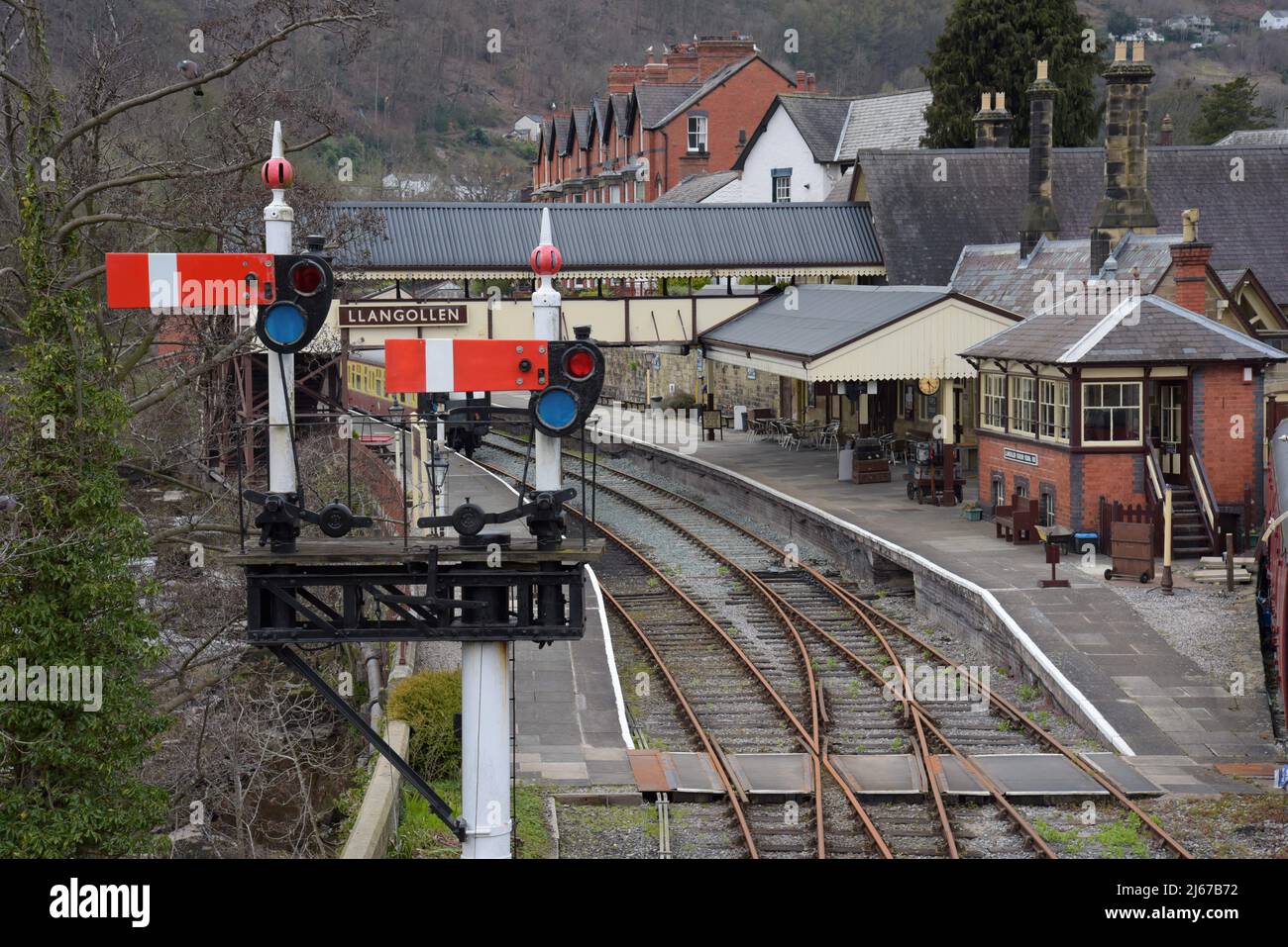 Una vista della stazione di Llangollen vicino al fiume Dee sulla ferrovia conservata Llangollen Heritage, Galles, Regno Unito Foto Stock