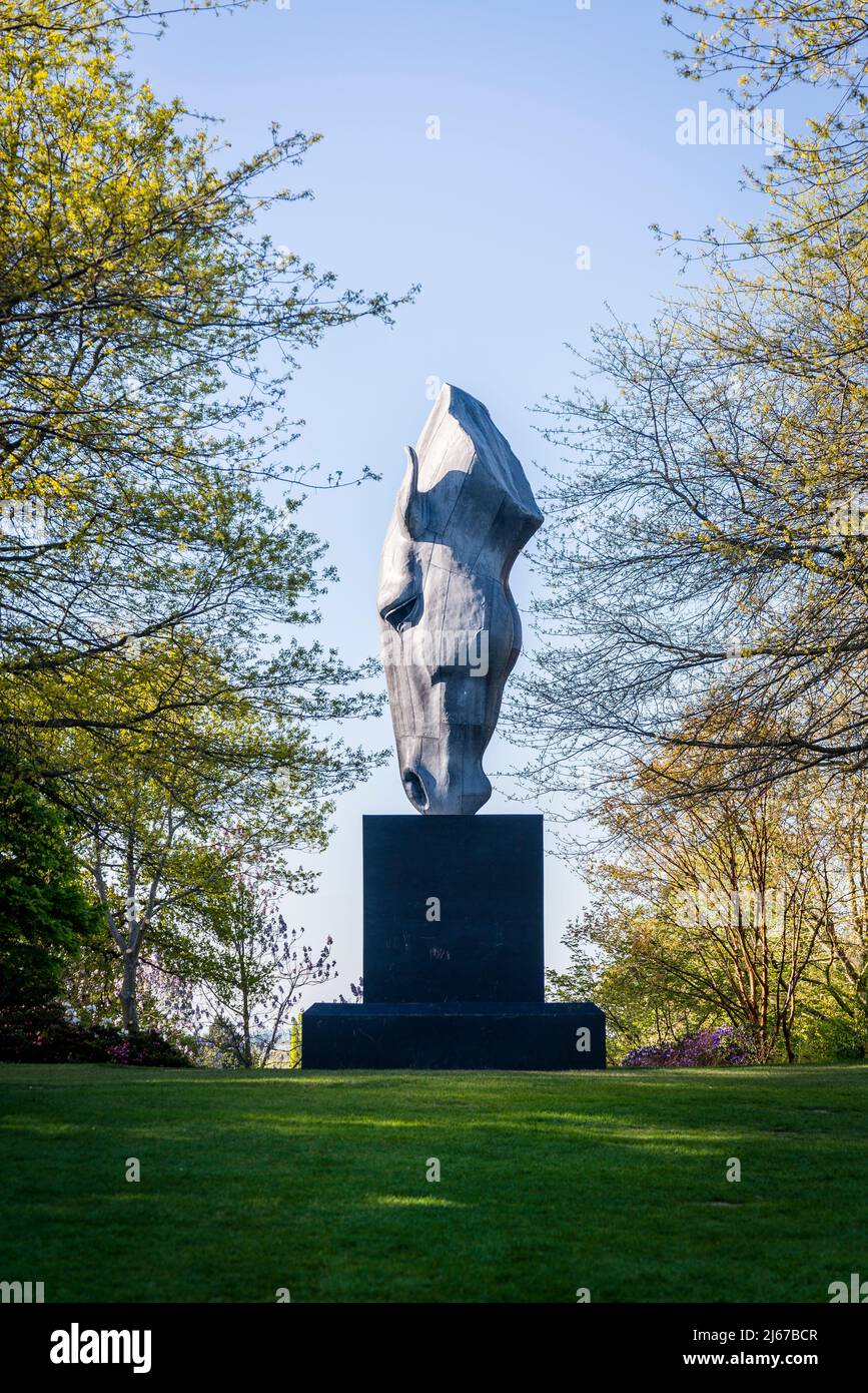 Scultura in acqua, 2012, di NIC Fiddian-Green in cima a Battleston Hill, Wisley Garden, Surrey, Inghilterra, Regno Unito Foto Stock Scultura in acqua, 2012, di NIC Fiddian-Green in cima a Battleston Hill, Wisley Garden, Surrey, Inghilterra, Regno Unito Foto Stock
