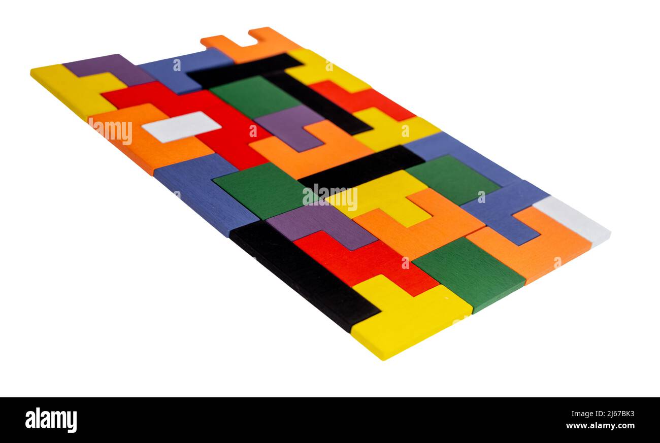 Puzzle isolato su sfondo bianco. Gioco di strategia in legno per bambini. Competenze matematiche, concetto di sviluppo delle capacità di risoluzione dei problemi, foto Foto Stock