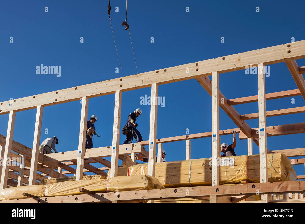 I falegnami lavorano nella costruzione di case prefabbricate a Ontakesan, Tokyo, Giappone Foto Stock