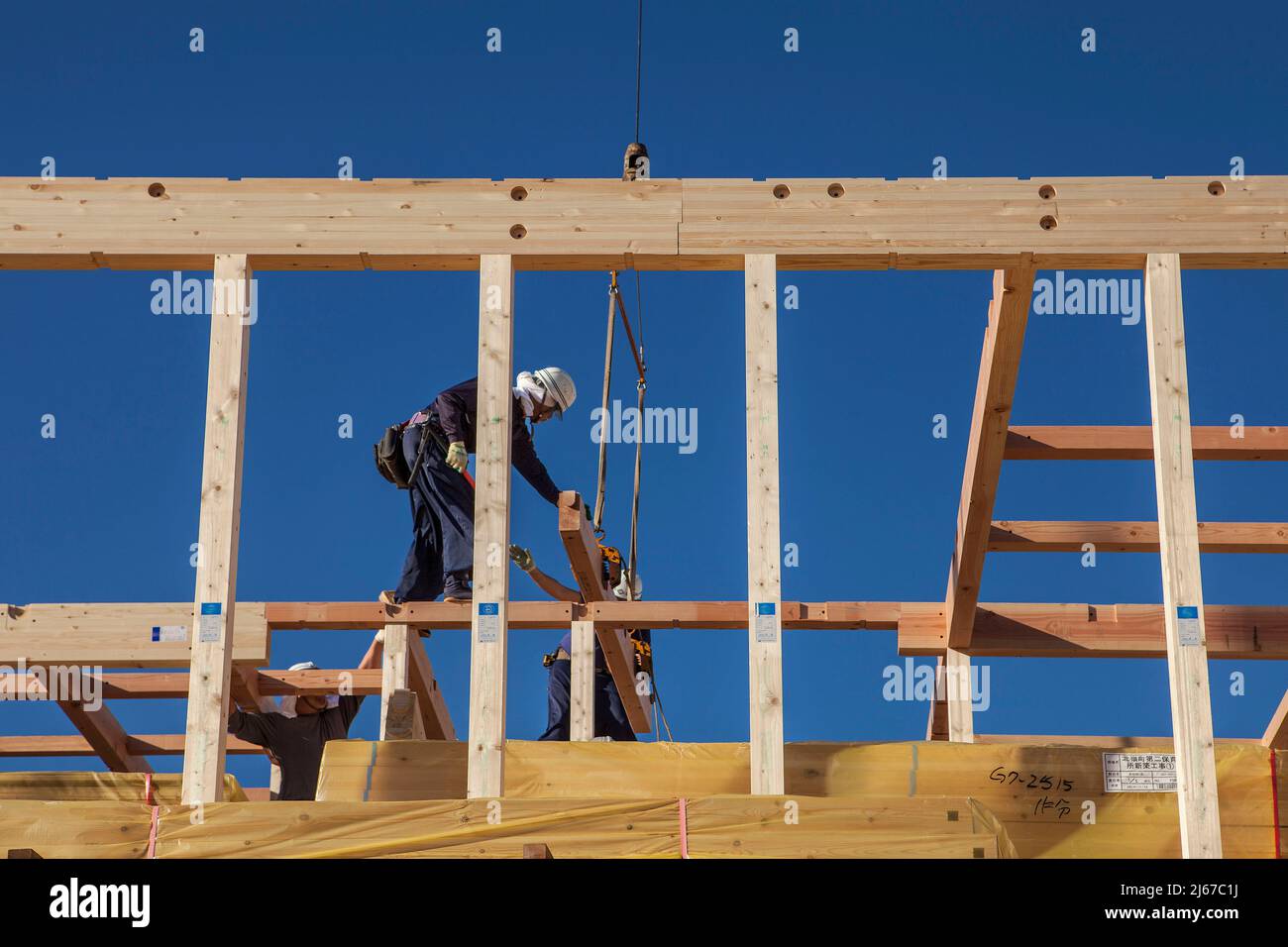 I falegnami lavorano nella costruzione di case prefabbricate a Ontakesan, Tokyo, Giappone Foto Stock