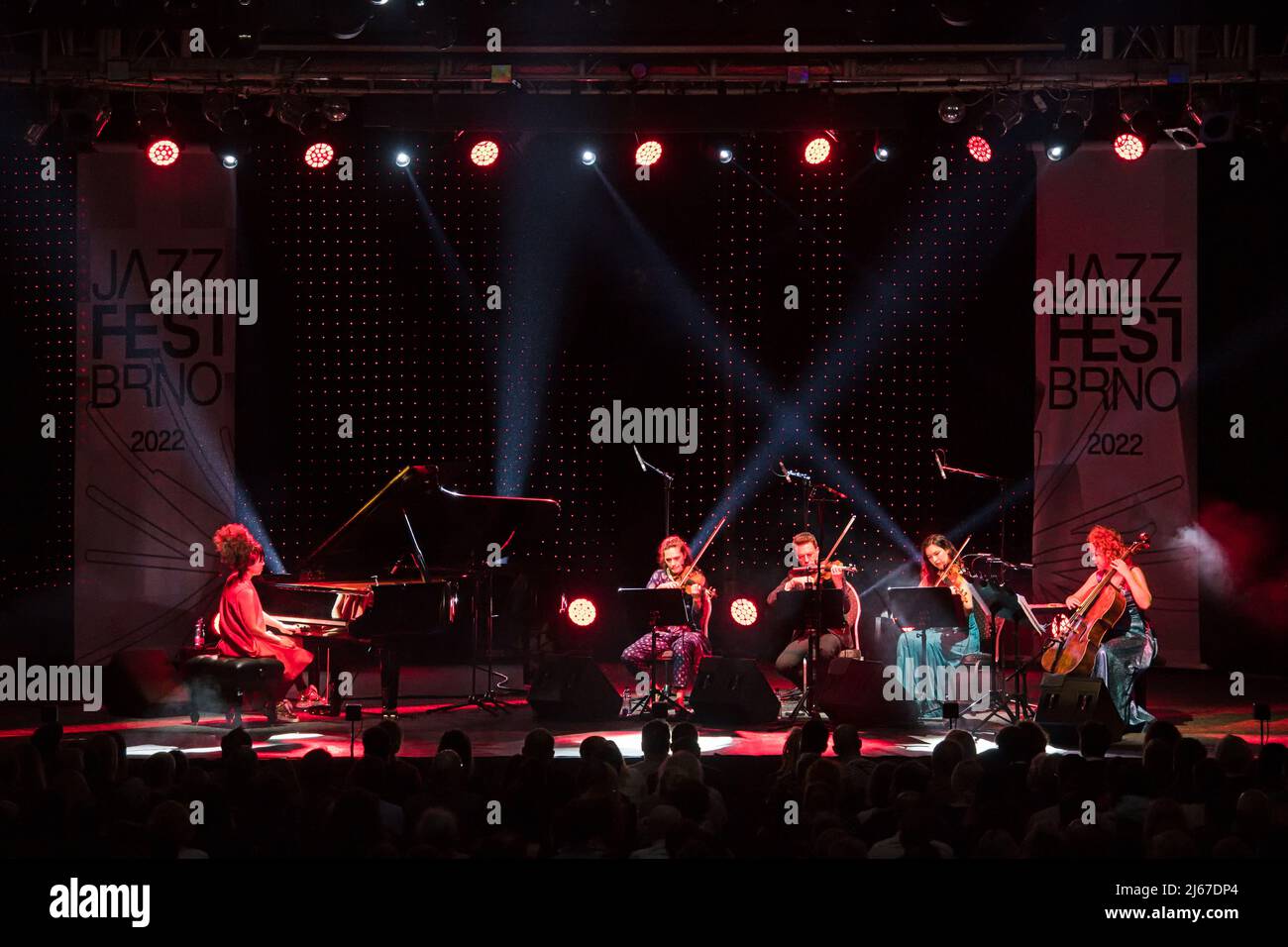 Il pianista jazz giapponese Hiromi Uehara ha suonato insieme ad un quartetto d'archi al Bobycentrum di Brno, Repubblica Ceca, il 28 aprile 2022. (CTK Photo/Patrik Uhlir) Foto Stock