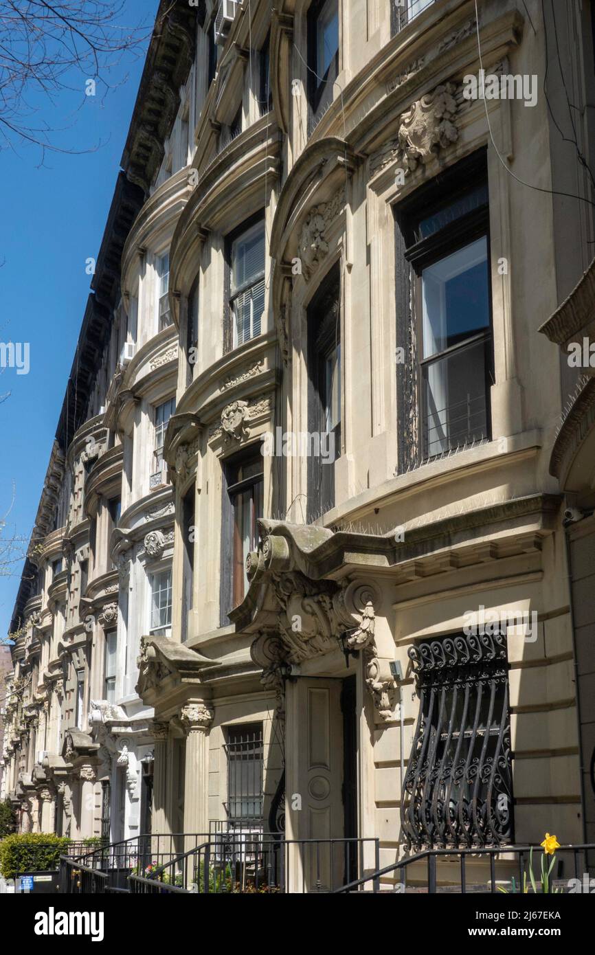 Townhouses linea W. 85th Street nel Central Park West Historic District, New York City, USA 2022 Foto Stock