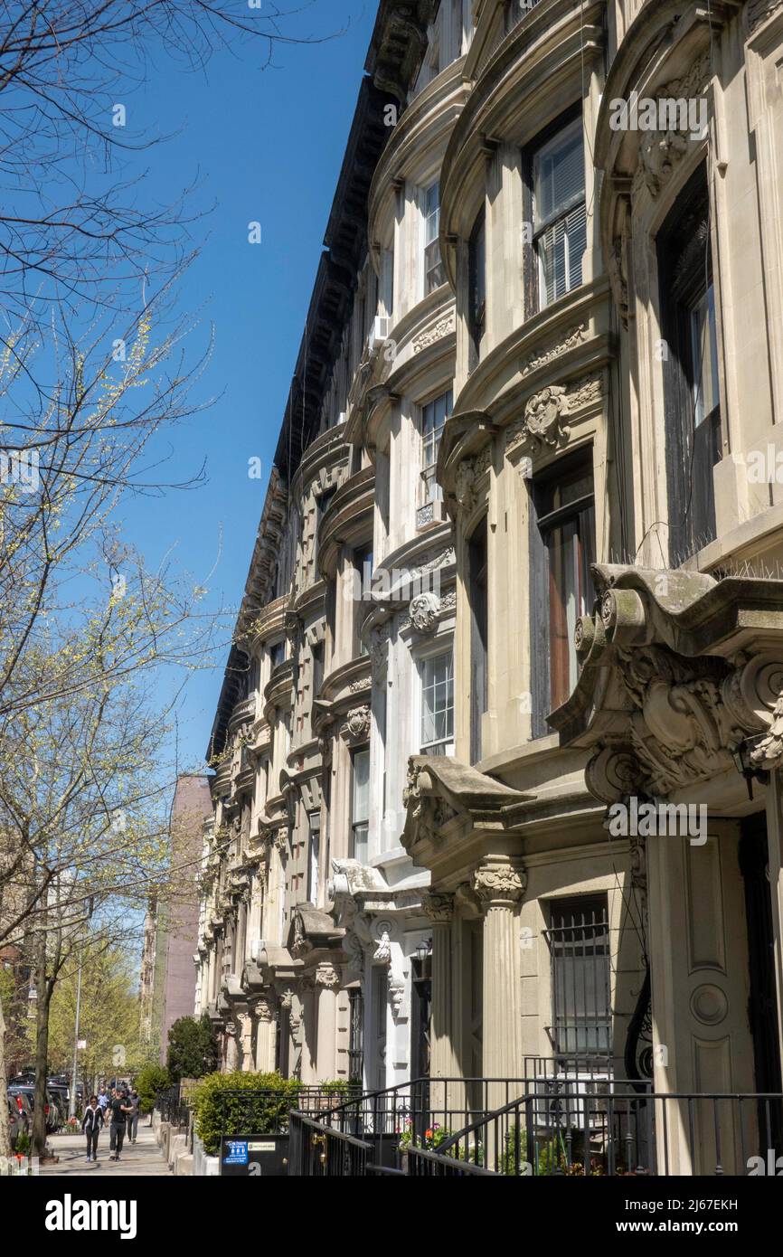 Townhouses linea W. 85th Street nel Central Park West Historic District, New York City, USA 2022 Foto Stock