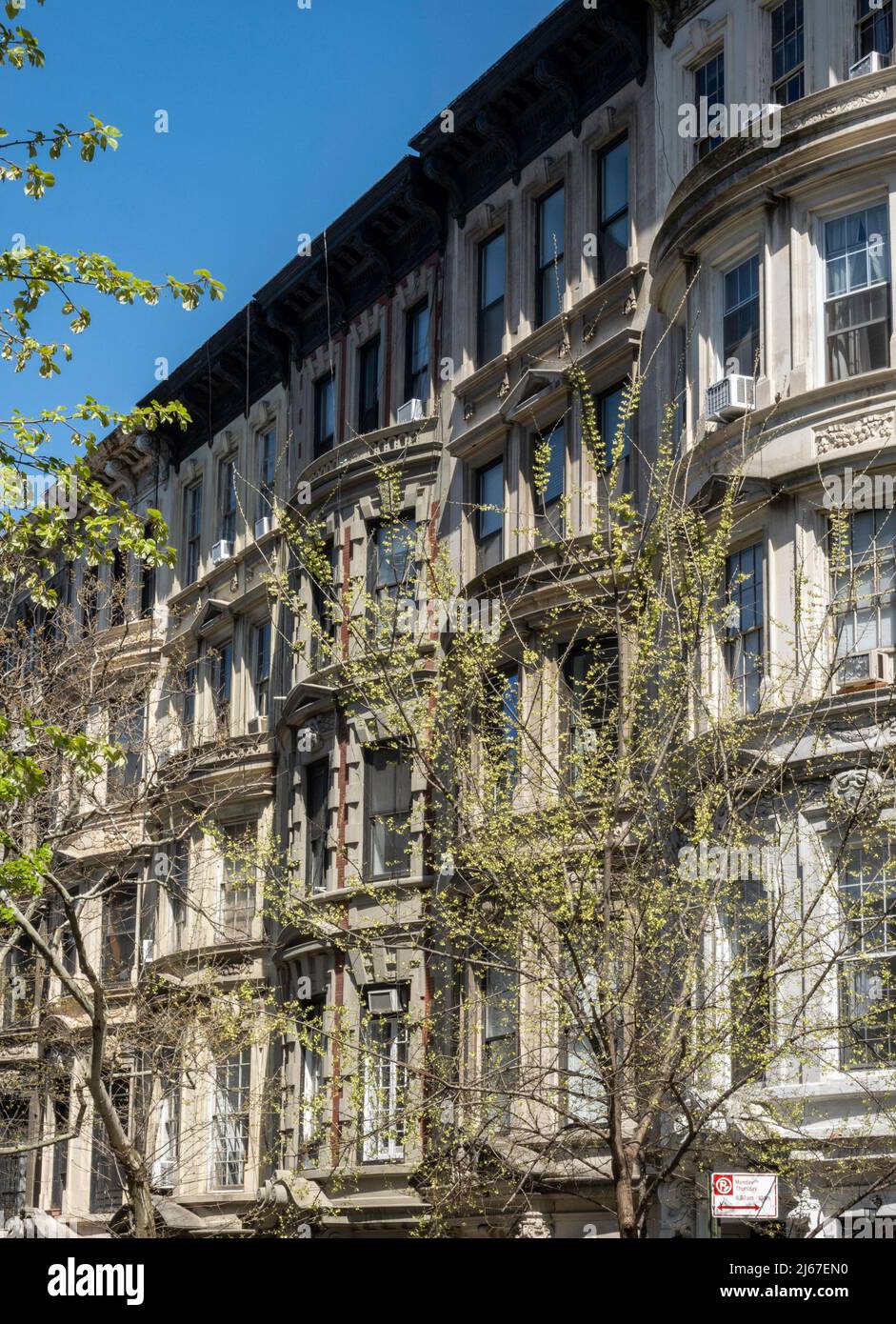Townhouses linea W. 85th Street nel Central Park West Historic District, New York City, USA 2022 Foto Stock