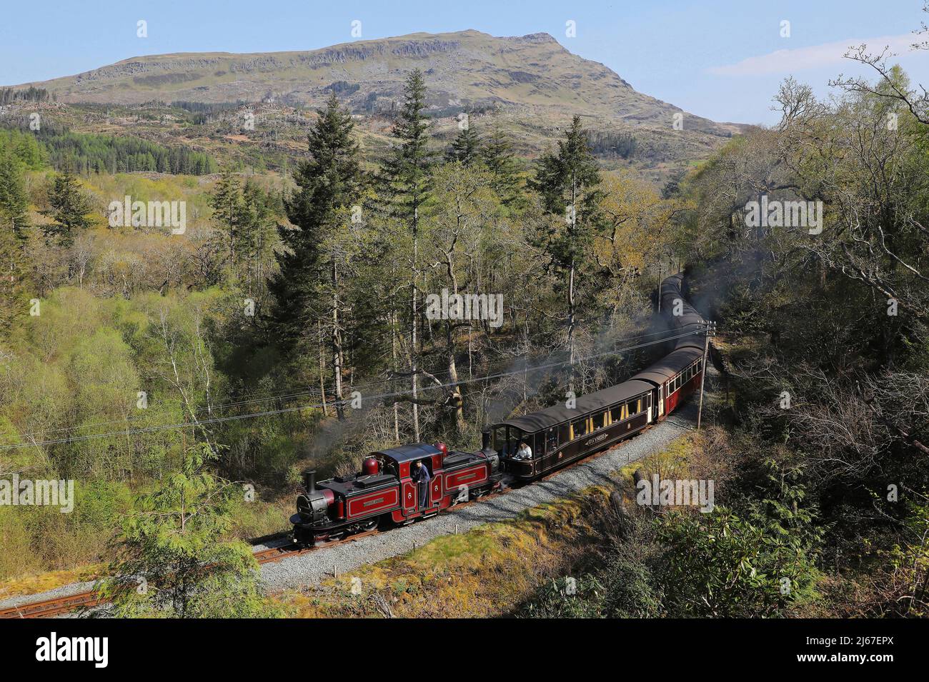 Merrddin Emrys passa davanti alla curva fischiante del 20.4.22 con un tour dello "Spirito di montagna" a Blaenau Ffestiniog. Foto Stock
