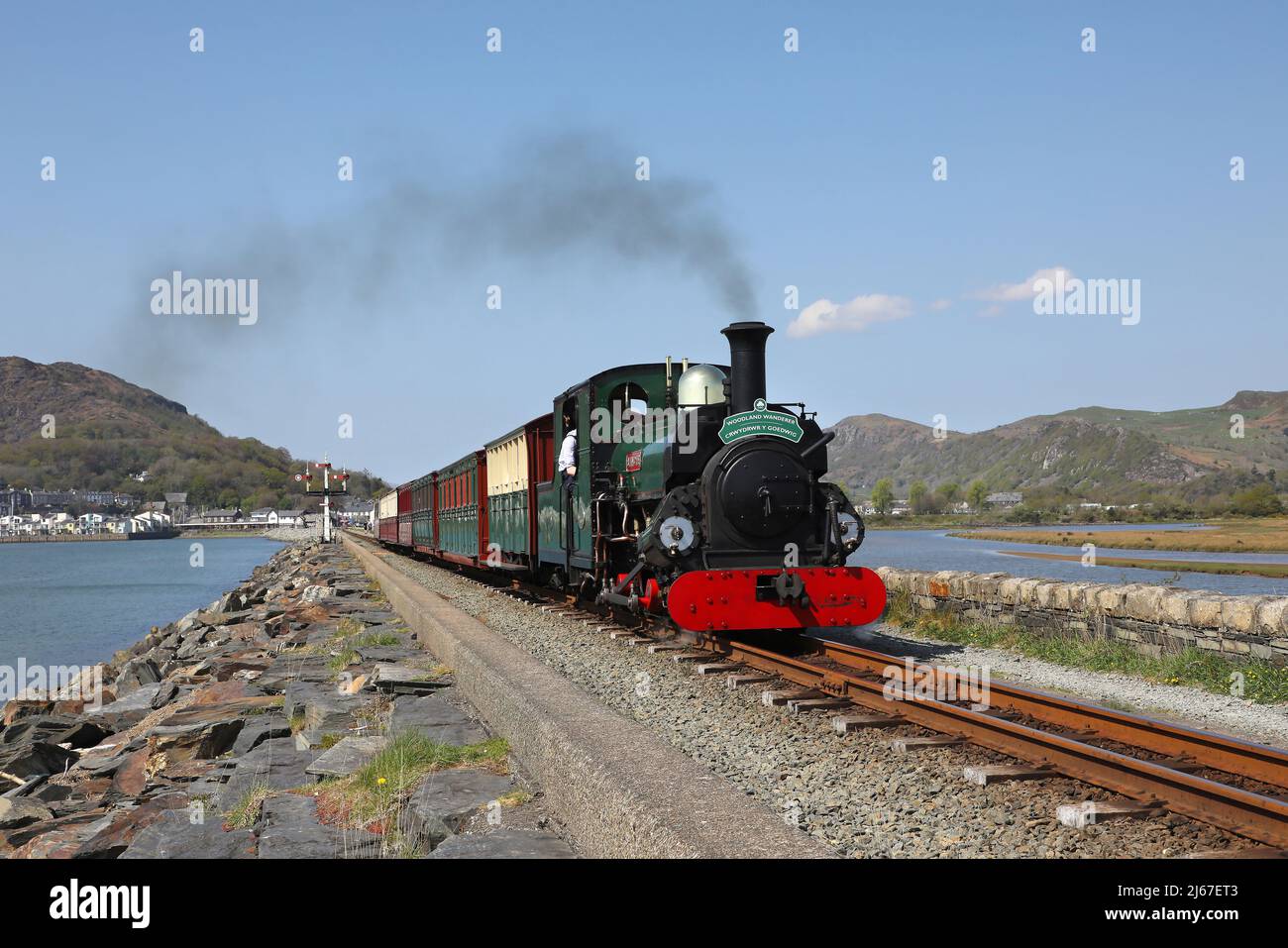 'Blanche' si allontana da Porthmadog il 20.4.22 con un 'Woodland Wanderer' a Tan-y-Bwlch. Foto Stock