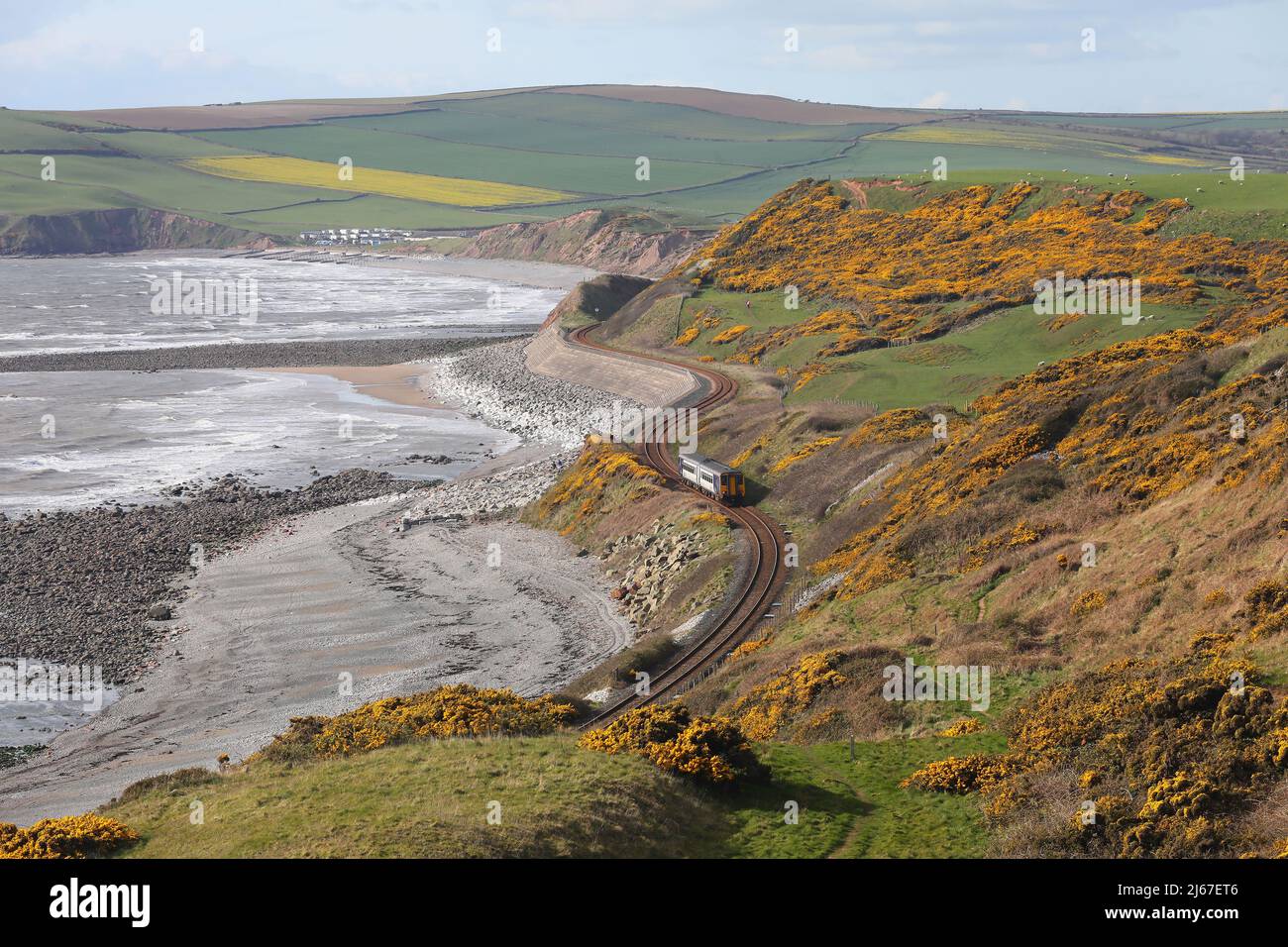 156472 si dirige verso la Costa Cumbria vicino Coulderton su 9.4.22 con la Carlisle 15,12 a Barrow. Foto Stock