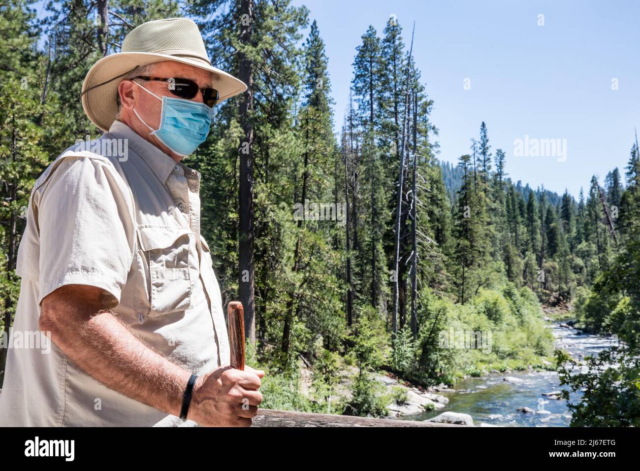 Escursionista che indossa una maschera protettiva fuori in natura per proteggere contro Covid-19 Foto Stock