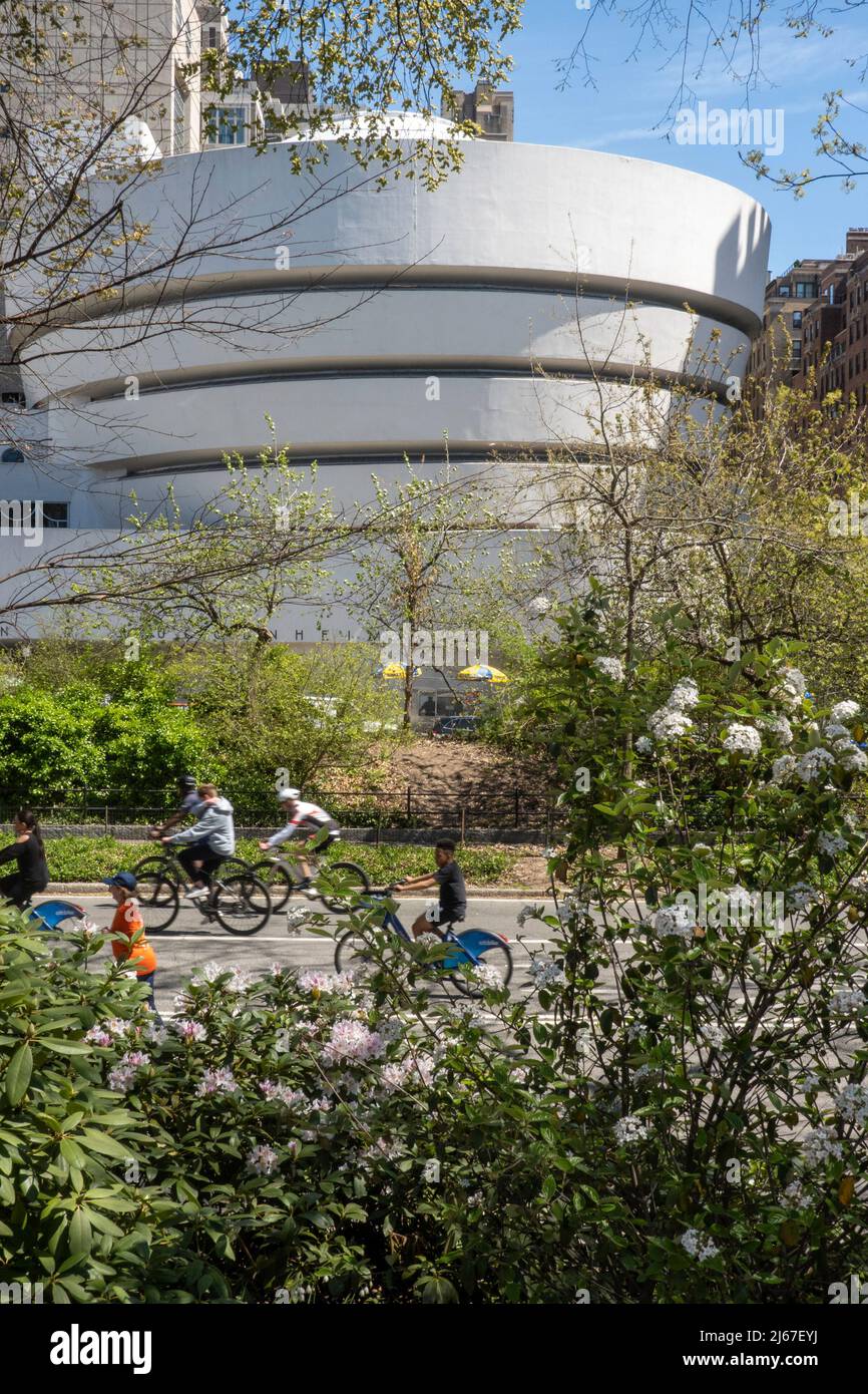 Guggenheim Museum Exterior in Spring come visto da Central Park, New York City, USA 2022 Foto Stock