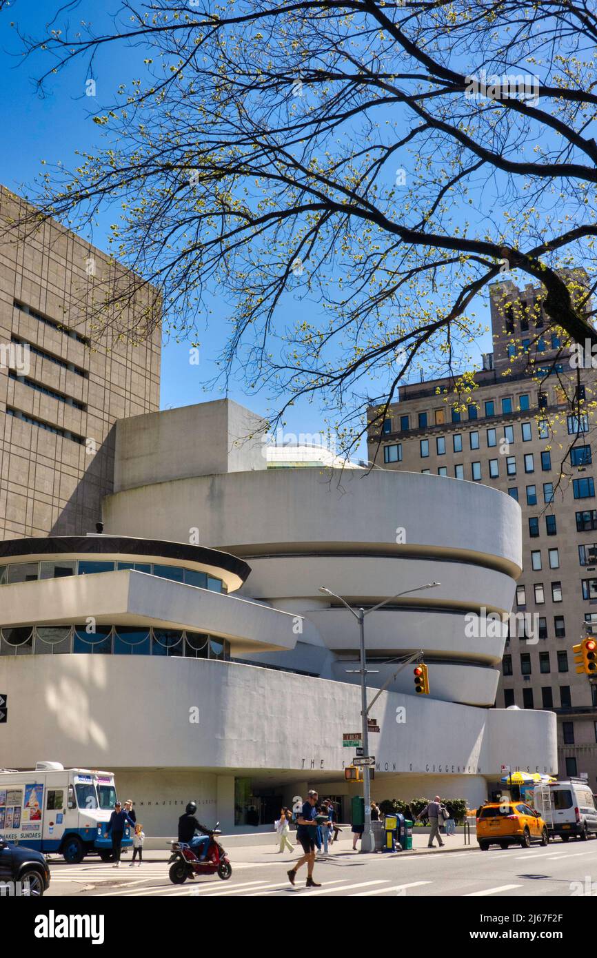 Il Museo Guggenheim è stato progettato dal famoso architetto Frank Lloyd Wright, New York City, USA 2002 Foto Stock