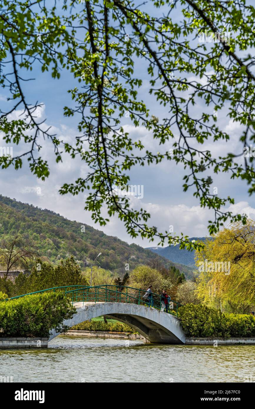 Dilijan, Armenia - 26 aprile 2022 - piccolo ponte che attraversa il laghetto nel parco della città di Dilijan Foto Stock