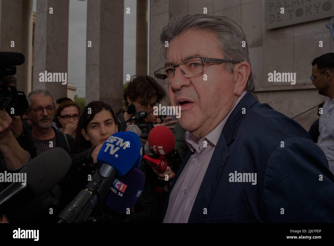 Jean-Luc Melénchon , arrive pour visiter l'exposition Collective intitulée 'Reconquérir la terre' au musée du Palais de Tokyo à Paris . Foto Stock