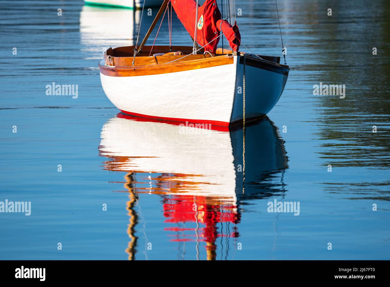 Quissett Harbour immagini, immagini e foto d'archivio Quissett Harbour su Cape Cod, Massachusetts in early morning Sun. Barche a vela ormeggiate a Quissett Harbo Foto Stock