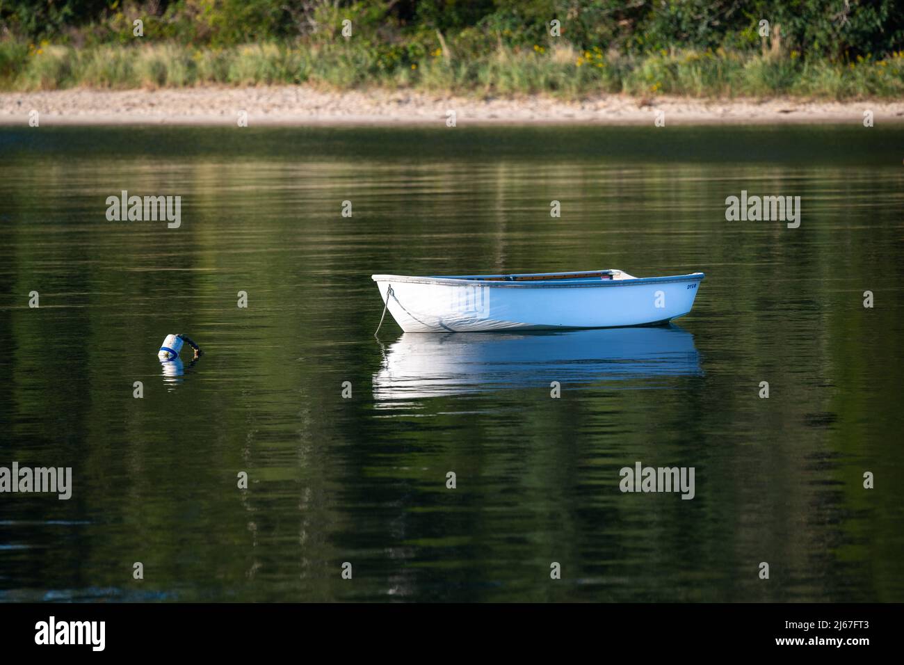 Quissett Harbour immagini, immagini e foto d'archivio Quissett Harbour su Cape Cod, Massachusetts in early morning Sun. Barche a vela ormeggiate a Quissett Harbo Foto Stock