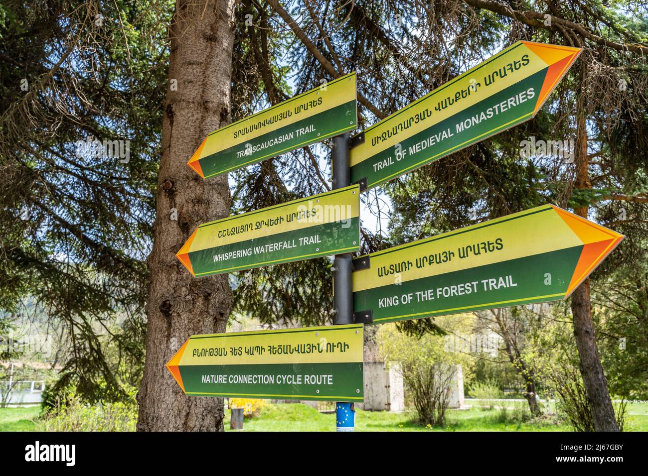 Dilijan, Armenia - 26 aprile 2022 - indicazioni stradali mostrano le indicazioni dei sentieri escursionistici popolari nel Parco Nazionale di Dilijan Foto Stock