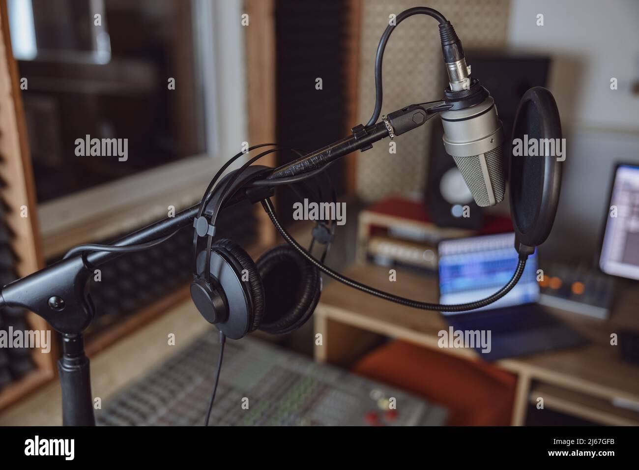 Concentratevi sul microfono e sulle cuffie professionali nel luogo di lavoro dei tecnici soud Foto Stock