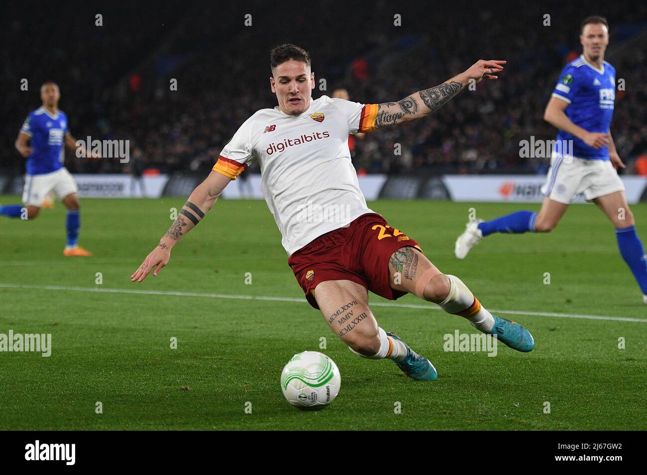 LEICESTER, REGNO UNITO. APRILE 28th Nicolo Zaniolo di AS Roma in azione durante la semifinale 1st della UEFA Europa Conference League tra Leicester City e AS Roma al King Power Stadium di Leicester giovedì 28th aprile 2022. (Credit: Jon Hobley | MI News) Foto Stock