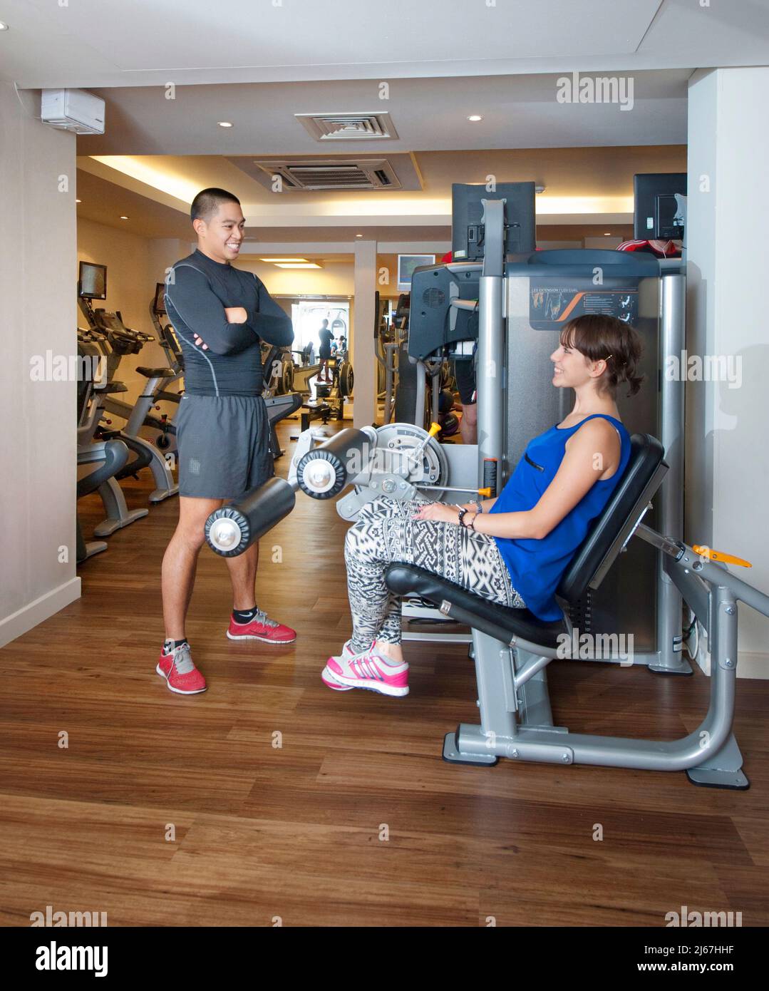 Persone che parlano in palestra Foto Stock