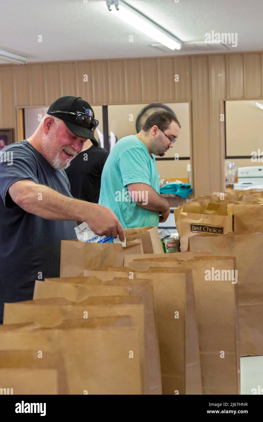 Chetopa, Kansas - Volontarii al Mae Lessley Community Center confezionate sacchetti di cibo per le famiglie bisognose. Foto Stock