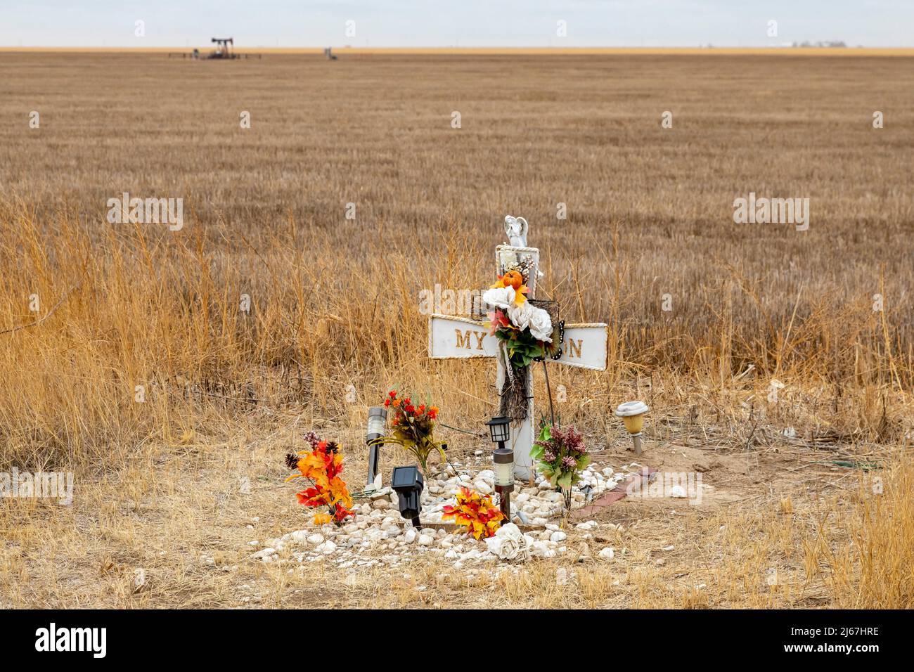 Larkin, Kansas - un monumento commemorativo sulla strada per una vittima di un incidente stradale lungo l'autostrada US 50 nel Kansas sud-occidentale. Foto Stock