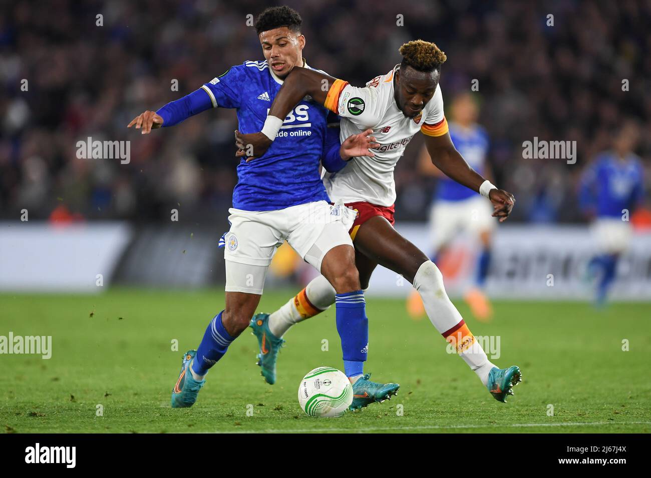 LEICESTER, REGNO UNITO. APR 28th Tammy Abraham of AS Roma batte con James Justin di Leicester City durante la semifinale 1st della UEFA Europa Conference League tra Leicester City e AS Roma al King Power Stadium di Leicester giovedì 28th aprile 2022. (Credit: Jon Hobley | MI News) Foto Stock