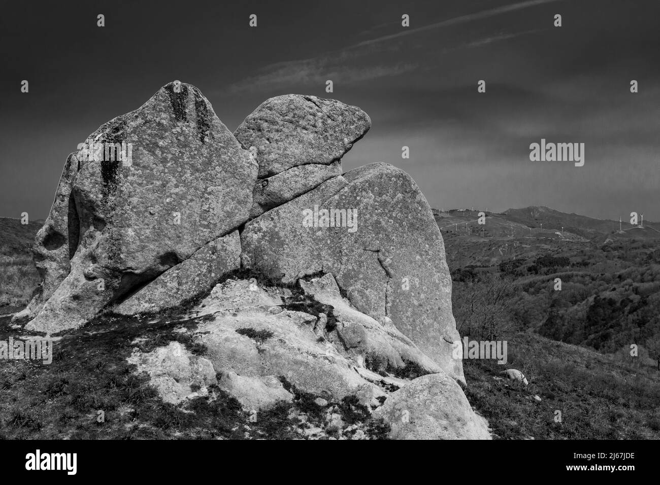 aquila b/n - Altipiano dell'Argimusco, sito archeologico e naturalistico siciliano, rocce antiche miliari di anni, forme particolari, archeoastronomia Foto Stock