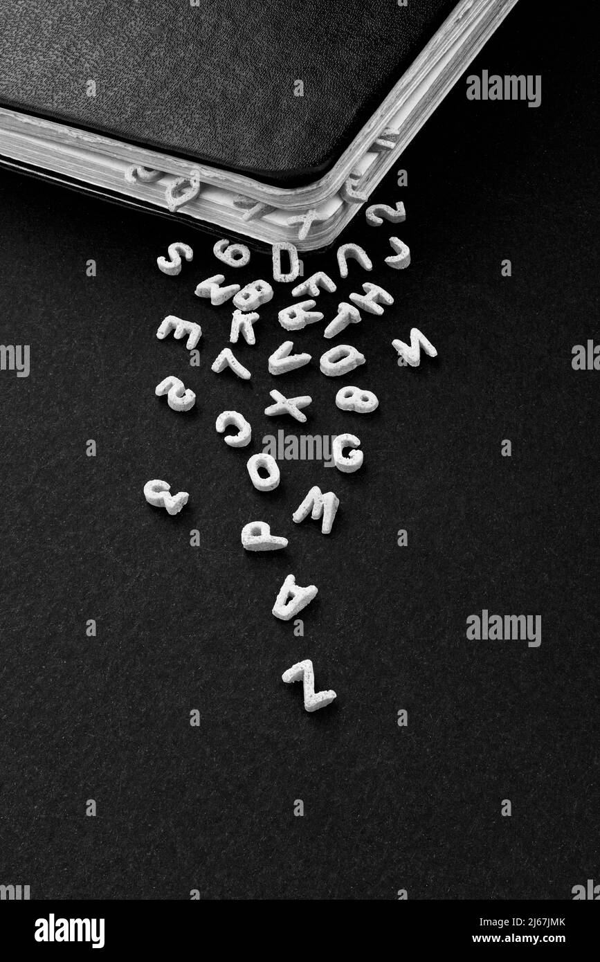 Le lettere sporgono dalle pagine di un notebook Foto Stock
