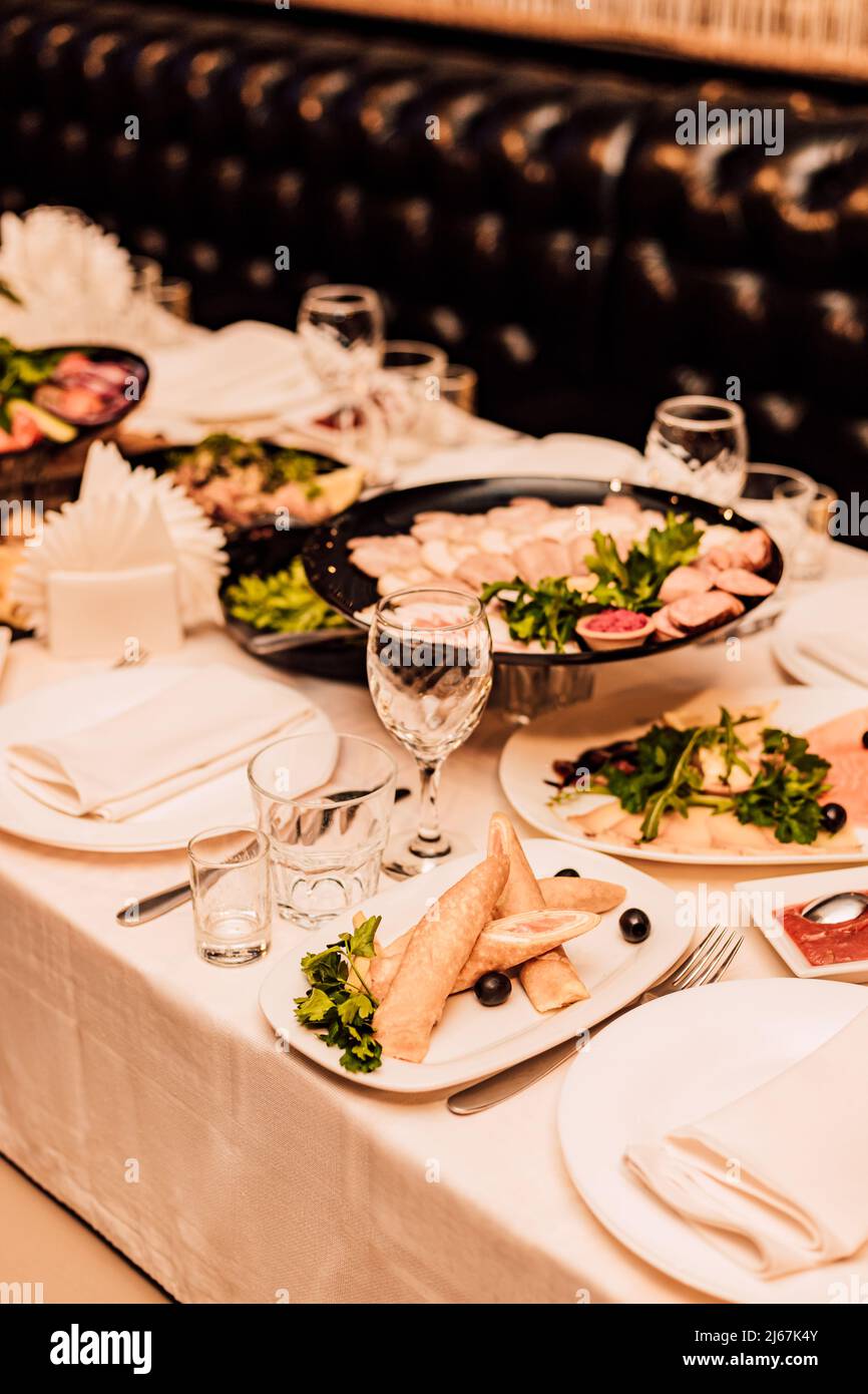 Tavolo splendidamente seghettato con vari piatti e spuntini Foto Stock