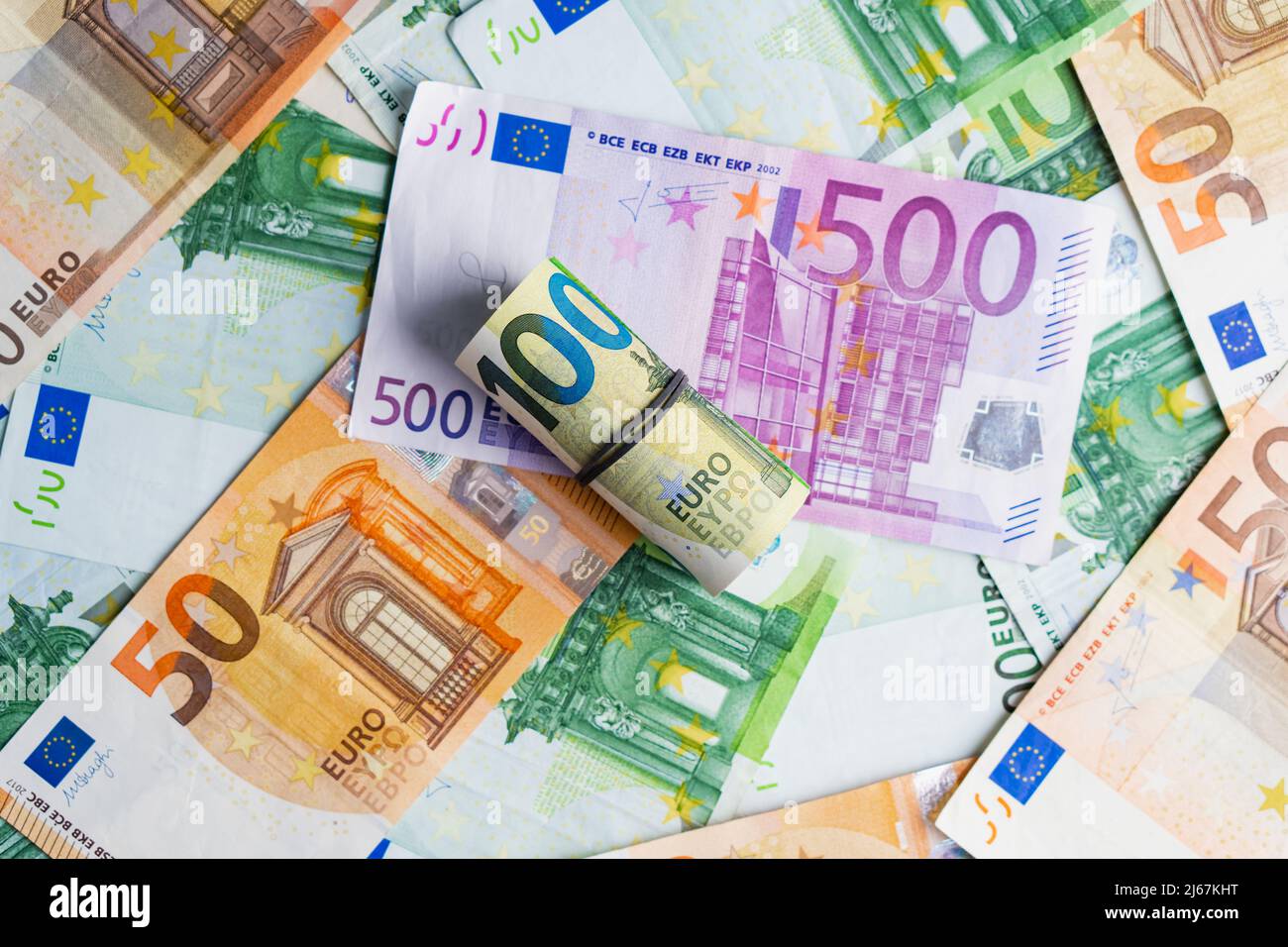 Euro in banda di cancelleria su pila di banconote di carta cinquecentocinquanta euro. Mucchio di soldi Foto Stock