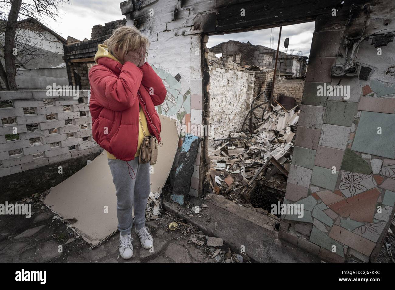 Irpin, Ucraina. 28th Apr 2022. Natalia Tsyukalo, 62, dimostra come si nascose nella sua cantina dalla sgranatura russa che ha colpito gli appartamenti di fronte alla sua casa a Irpin, Ucraina 27 aprile 2022. Gli Stati Uniti hanno prove credibili delle truppe russe che hanno eseguito ucraini in consegna nella regione di Donetsk, un funzionario degli Stati Uniti ha detto agli stati membri delle Nazioni Unite che cercano di tenere i responsabili per i crimini di guerra commessi dalla Russia di rendere conto. Credit: UPI/Alamy Live News Foto Stock