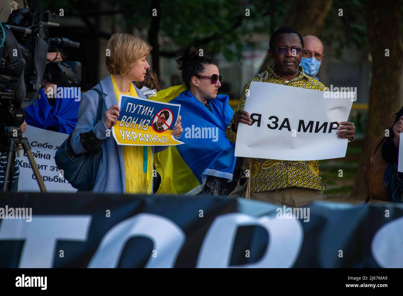 Lisbona, Portogallo. 28th Apr 2022. Gli attivisti hanno cartelloni contro la violenza sui manifestanti in Russia durante un raduno per la libertà di coscienza. L'organizzazione Amnesty International Portugal, che si è svolta nelle vicinanze dell'ambasciata russa a Lisbona, un raduno e una dimostrazione a sostegno della libertà in Russia per coloro che difendono la pace nel contesto di eventi legati alle aggressioni; Molestie e misure giudiziarie subite dai manifestanti russi che sostengono la pace e la cessazione della violenza in Ucraina. Credit: SOPA Images Limited/Alamy Live News Foto Stock