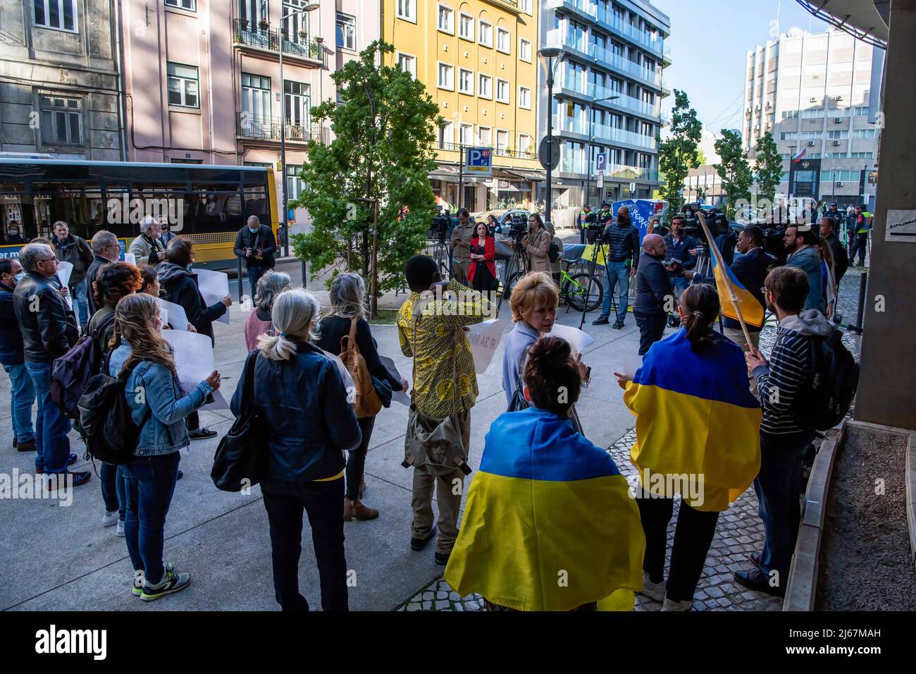 Lisbona, Portogallo. 28th Apr 2022. Attivisti che si riuniscono contro la violenza sui manifestanti in Russia durante un raduno per la libertà di coscienza. L'organizzazione Amnesty International Portugal, che si è svolta nelle vicinanze dell'ambasciata russa a Lisbona, un raduno e una dimostrazione a sostegno della libertà in Russia per coloro che difendono la pace nel contesto di eventi legati alle aggressioni; Molestie e misure giudiziarie subite dai manifestanti russi che sostengono la pace e la cessazione della violenza in Ucraina. Credit: SOPA Images Limited/Alamy Live News Foto Stock