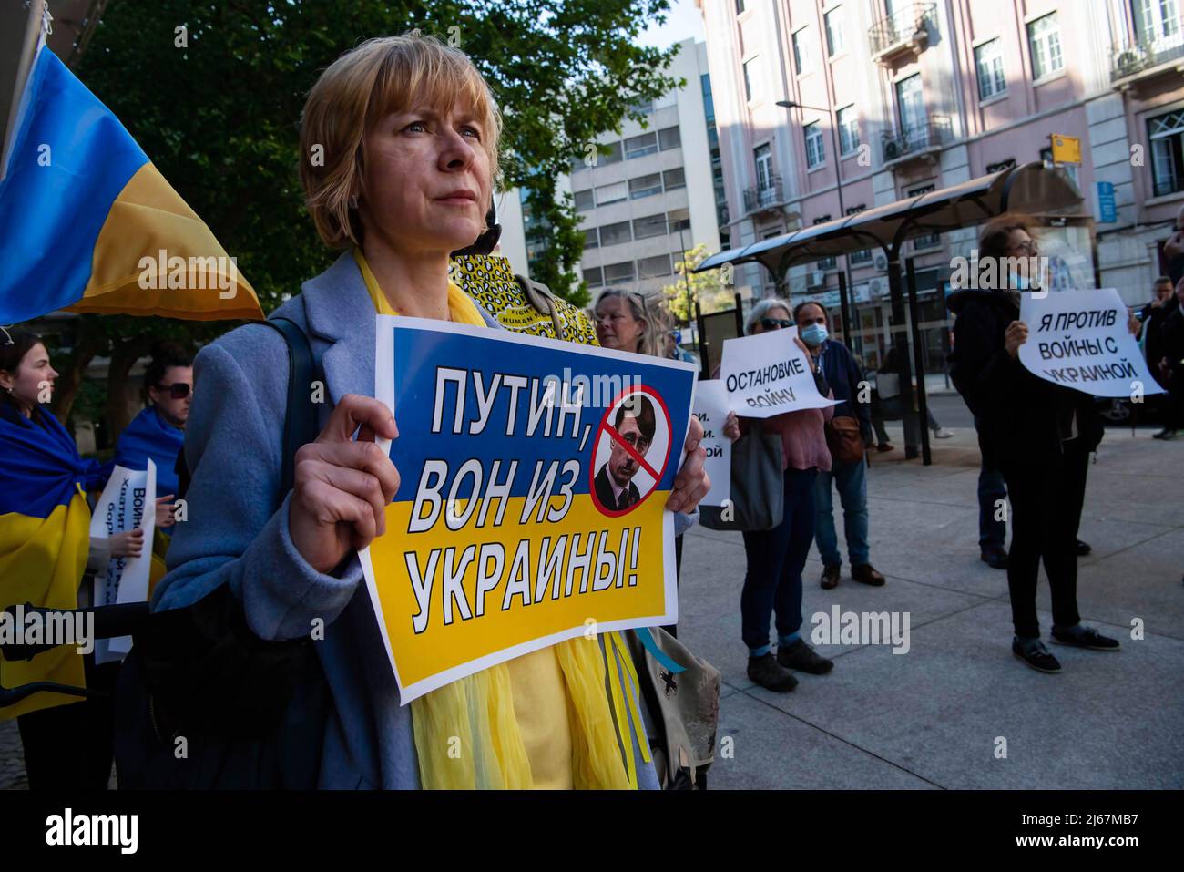 Lisbona, Portogallo. 28th Apr 2022. Gli attivisti hanno cartelloni contro la violenza sui manifestanti in Russia durante un raduno per la libertà di coscienza. L'organizzazione Amnesty International Portugal, che si è svolta nelle vicinanze dell'ambasciata russa a Lisbona, un raduno e una dimostrazione a sostegno della libertà in Russia per coloro che difendono la pace nel contesto di eventi legati alle aggressioni; Molestie e misure giudiziarie subite dai manifestanti russi che sostengono la pace e la cessazione della violenza in Ucraina. Credit: SOPA Images Limited/Alamy Live News Foto Stock