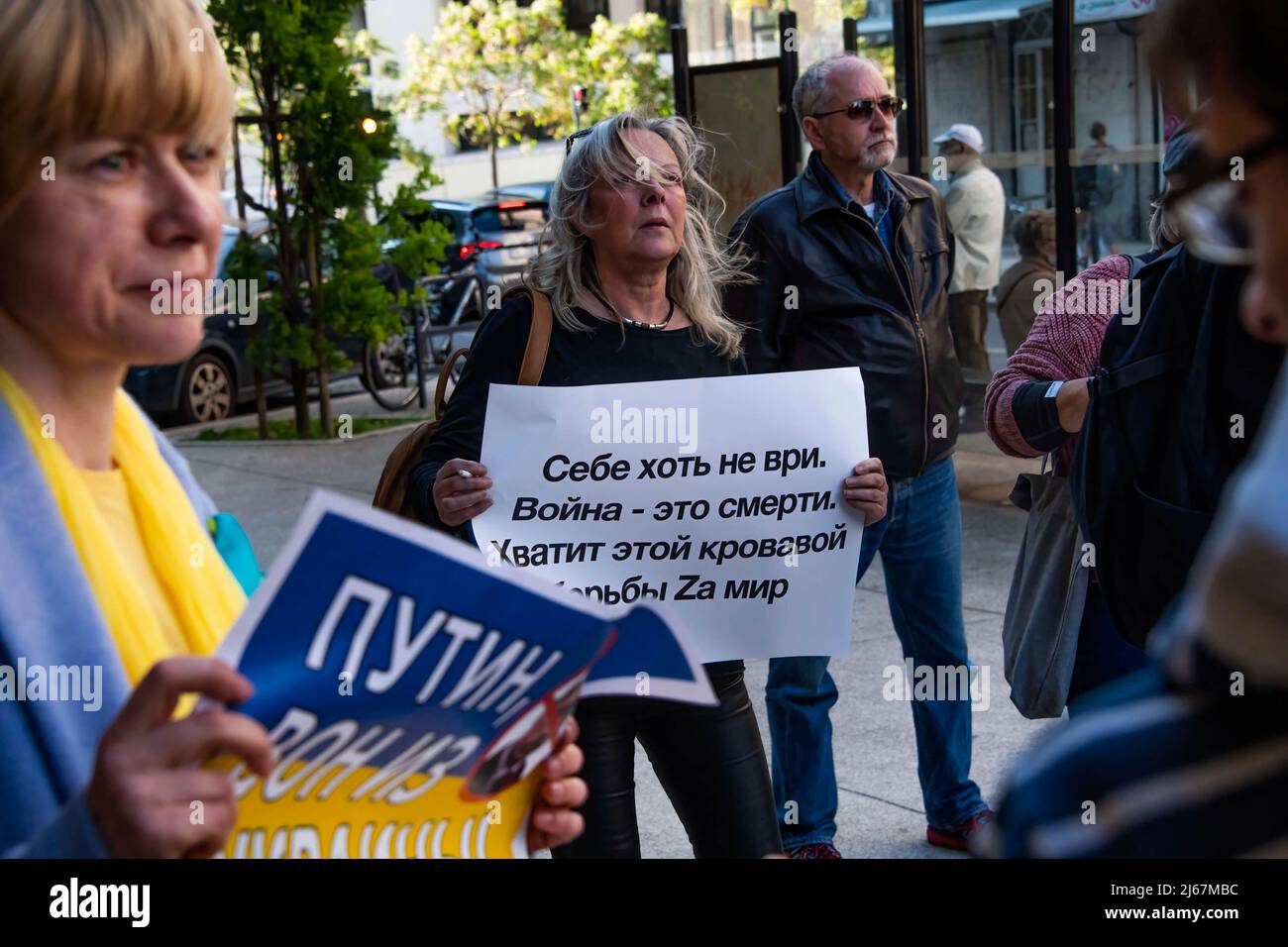 Lisbona, Portogallo. 28th Apr 2022. Gli attivisti hanno cartelloni contro la violenza sui manifestanti in Russia durante un raduno per la libertà di coscienza. L'organizzazione Amnesty International Portugal, che si è svolta nelle vicinanze dell'ambasciata russa a Lisbona, un raduno e una dimostrazione a sostegno della libertà in Russia per coloro che difendono la pace nel contesto di eventi legati alle aggressioni; Molestie e misure giudiziarie subite dai manifestanti russi che sostengono la pace e la cessazione della violenza in Ucraina. Credit: SOPA Images Limited/Alamy Live News Foto Stock