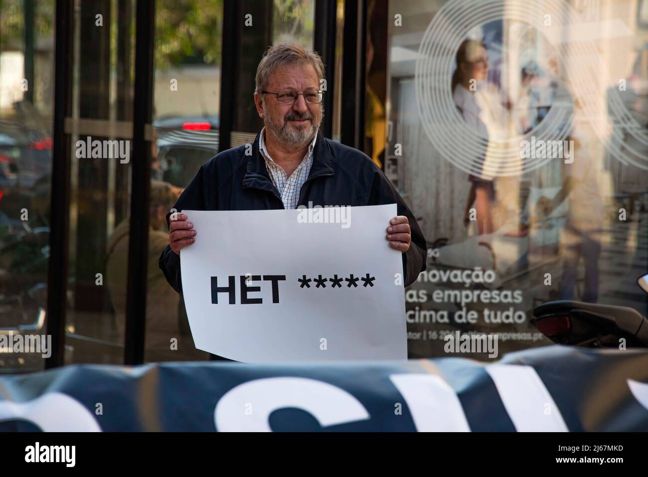 Un attivista tiene un cartello contro la violenza sui manifestanti in Russia durante un raduno per la libertà di coscienza. L'organizzazione Amnesty International Portugal, che si è svolta nelle vicinanze dell'ambasciata russa a Lisbona, un raduno e una dimostrazione a sostegno della libertà in Russia per coloro che difendono la pace nel contesto di eventi legati alle aggressioni; Molestie e misure giudiziarie subite dai manifestanti russi che sostengono la pace e la cessazione della violenza in Ucraina. (Foto di Jorge Castellanos / SOPA Images/Sipa USA) Foto Stock