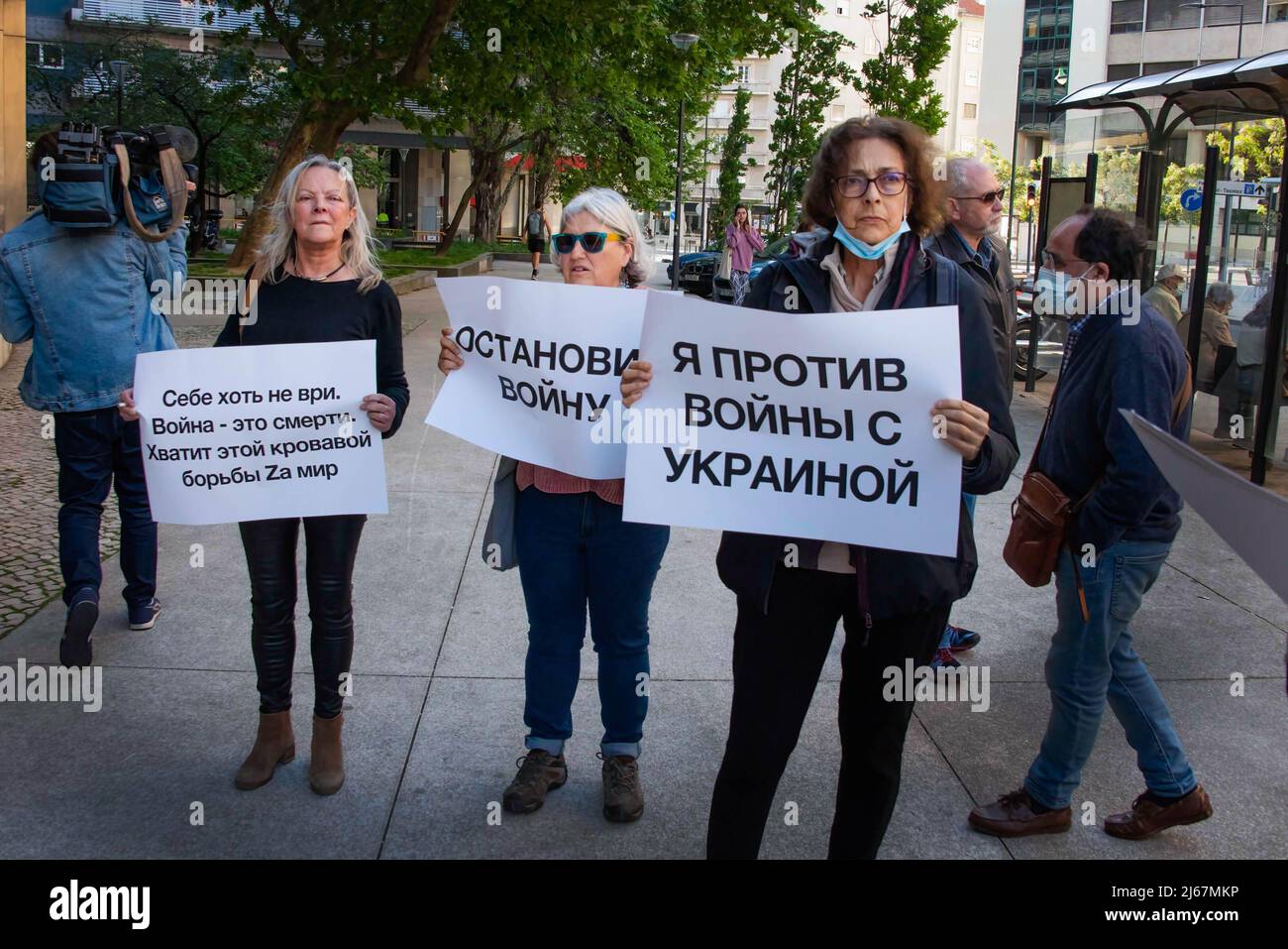 Gli attivisti hanno cartelloni contro la violenza sui manifestanti in Russia durante un raduno per la libertà di coscienza. L'organizzazione Amnesty International Portugal, che si è svolta nelle vicinanze dell'ambasciata russa a Lisbona, un raduno e una dimostrazione a sostegno della libertà in Russia per coloro che difendono la pace nel contesto di eventi legati alle aggressioni; Molestie e misure giudiziarie subite dai manifestanti russi che sostengono la pace e la cessazione della violenza in Ucraina. (Foto di Jorge Castellanos / SOPA Images/Sipa USA) Foto Stock