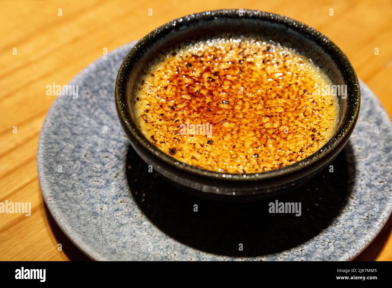 Dolce e amaro crema brulee arancio al ristorante Lussmanns Sustainable Kitchen a Hitchin, Hertfordshire, Regno Unito Foto Stock