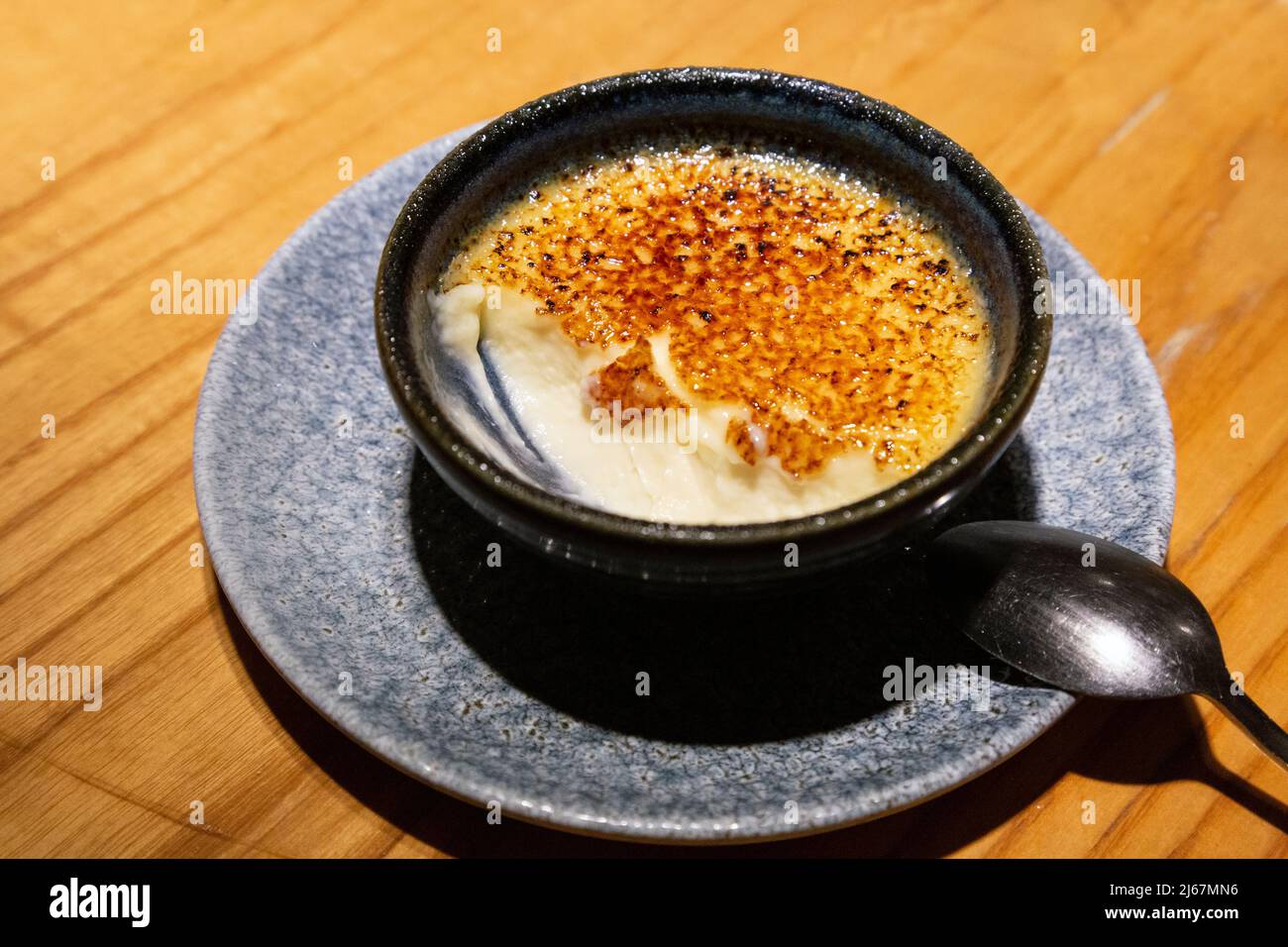 Dolce e amaro crema brulee arancio al ristorante Lussmanns Sustainable Kitchen a Hitchin, Hertfordshire, Regno Unito Foto Stock