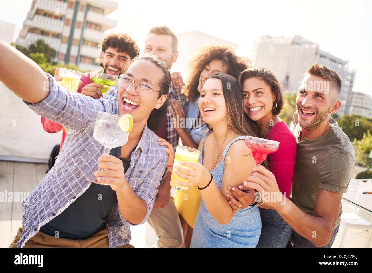 Buon selfie con persone che bevono cocktail alcolici in un bar sulla terrazza. Festeggiamo il compleanno di un migliore amico. Foto Stock