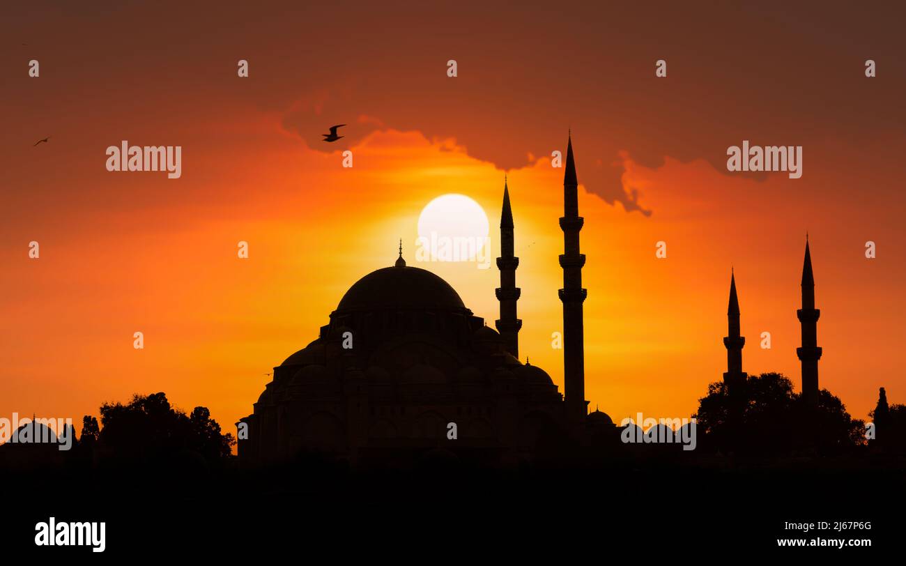 Edificio islamico. Moschea sfondo. Silhouette della moschea di Suleymaniye al tramonto. Sfondo per il Ramadan e le giornate religiose. Foto Stock