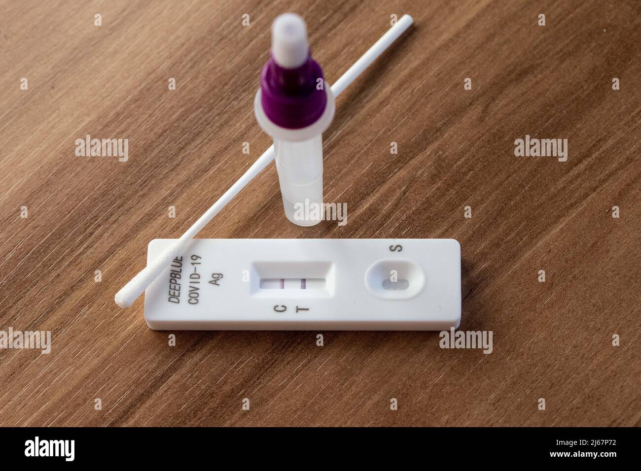 San Paolo, Brasile. 28th Apr 2022. 28 aprile 2022, Sao Paulo, Sao Paulo, Brasile: Kit di auto-test di tipo antigene, per la rilevazione di Covid-19, che mostra un risultato positivo a Sao Paulo, Brasile. Secondo i dati di ABRAFARMA - Associazione brasiliana di Farmacie e Drugstore, il numero di test positivi nelle farmacie di San Paolo è cresciuto del 28% in aprile. (Credit Image: © Paulo Lopes/ZUMA Press Wire) Credit: ZUMA Press, Inc./Alamy Live News Foto Stock