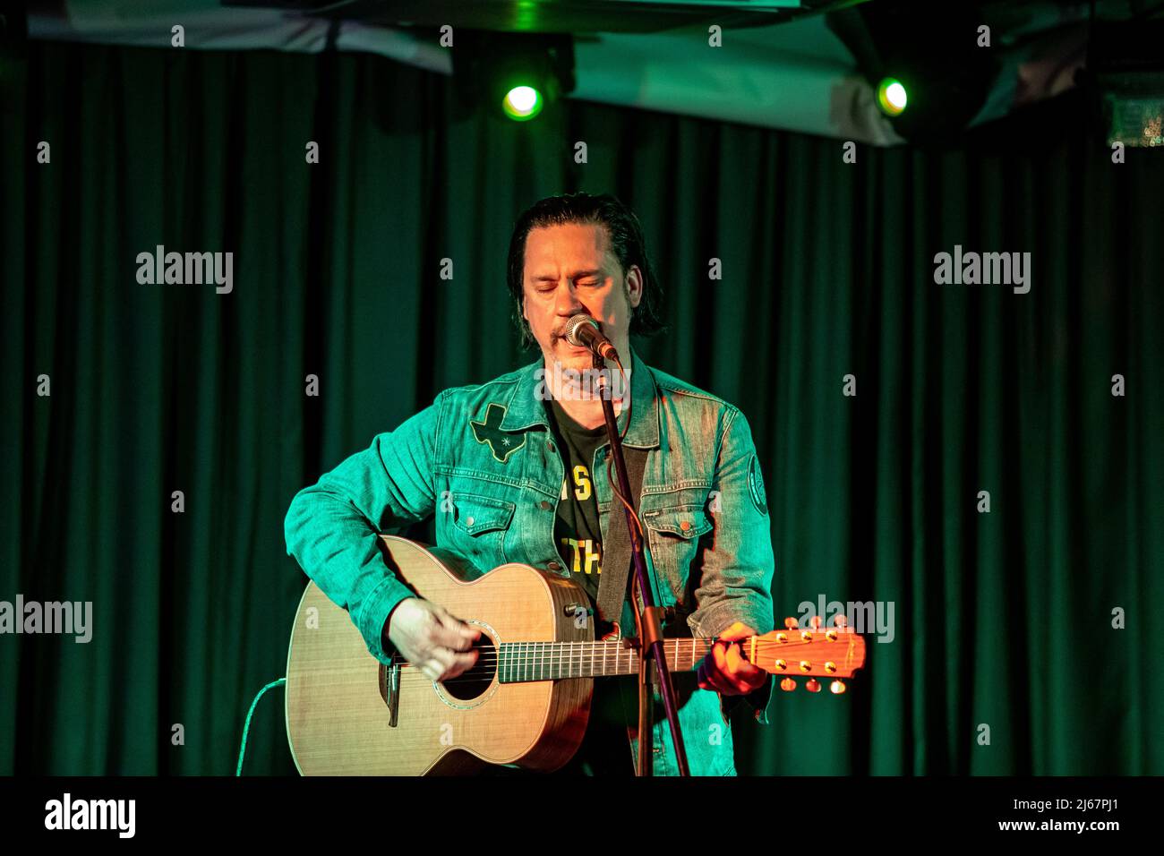 Belfast, Regno Unito. 28th aprile 2022. Il musicista Jesse Dayton insieme a Chris Rhoades ha suonato il Deer's Head Bar Belfast Credit: Bonzo/Alamy Live News Foto Stock