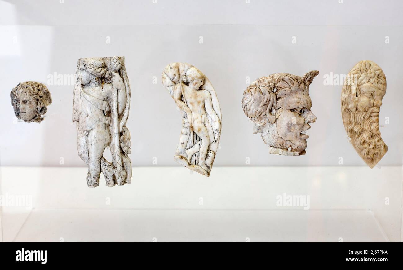 Frammenti rotti in mostra Museo Archeologico Nazionale Napoli Italia Foto Stock