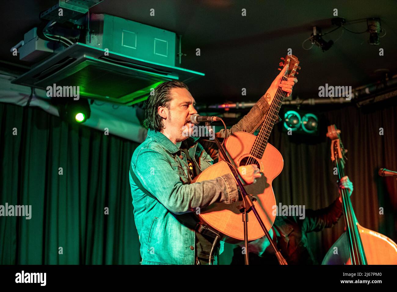 Belfast, Regno Unito. 28th aprile 2022. Il musicista Jesse Dayton insieme a Chris Rhoades ha suonato il Deer's Head Bar Belfast Credit: Bonzo/Alamy Live News Foto Stock