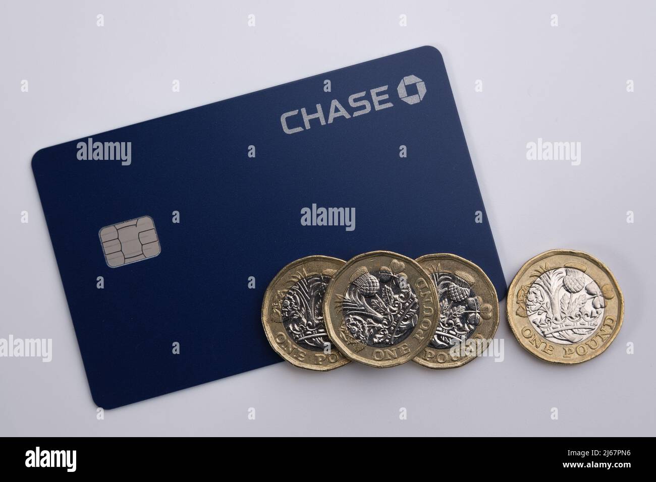 Carta di debito Chase Bank UK. La nuova banca digitale lanciata nel Regno Unito da JP Morgan. Stafford, Regno Unito, 28 aprile 2022 Foto Stock
