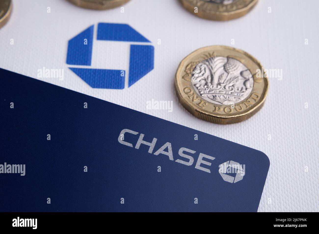 Carta di debito Chase Bank UK. La nuova banca digitale lanciata nel Regno Unito da JP Morgan. Stafford, Regno Unito, 28 aprile 2022 Foto Stock