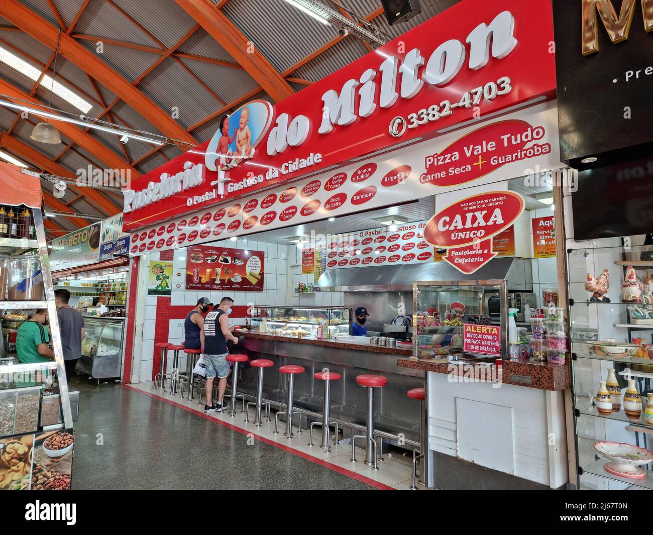 Campo Grande, MS, Brasile - 21 febbraio 2022: Famoso negozio che vende pastello fritto, la Pastelaria do Milton al Mercadao Municipal de campo Grande. Foto Stock