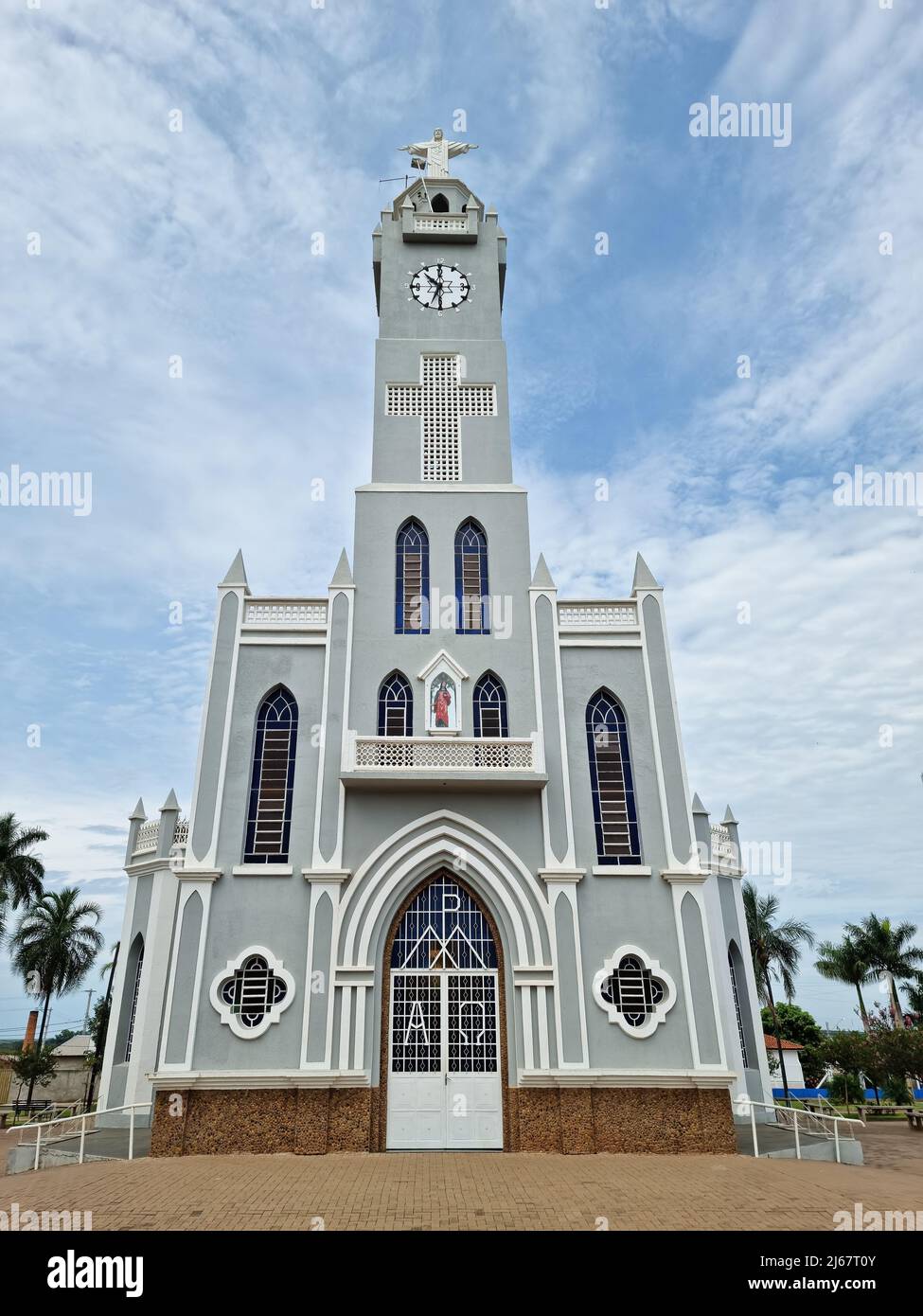 Avanhandava, SP, Brasile - 01 marzo 2022: Vista della chiesa di Santa Luzia nella piazza comunale di Avanhandava. Foto Stock